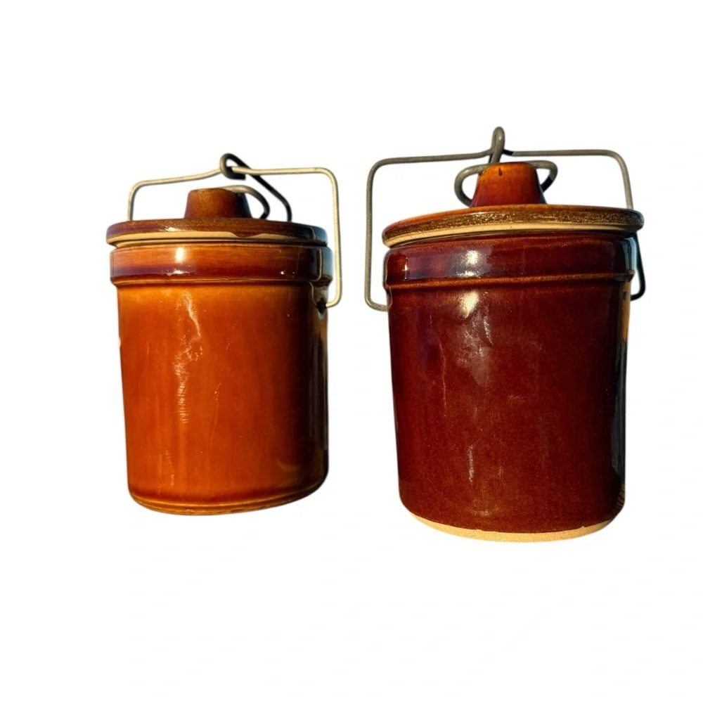 PAIR OF VINTAGE BROWN STONEWARE CROCK JARS WITH LIDS & METAL HANDLES - Picture 2 of 12